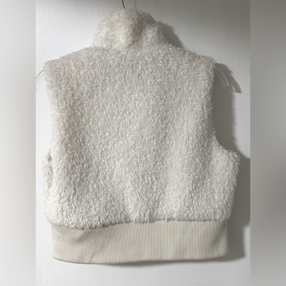 NWT Wallflower Women’s Ivory Faux Fur Vest - Picture 3 of 5